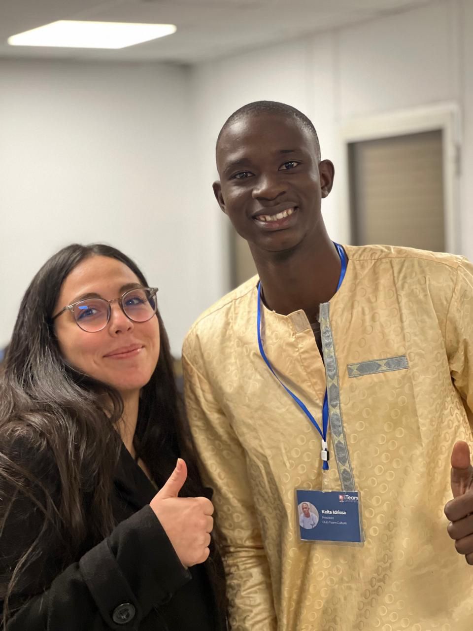 &Eacute;tudiants internationaux multiculturels souriants sur le campus iTeam University Tunis