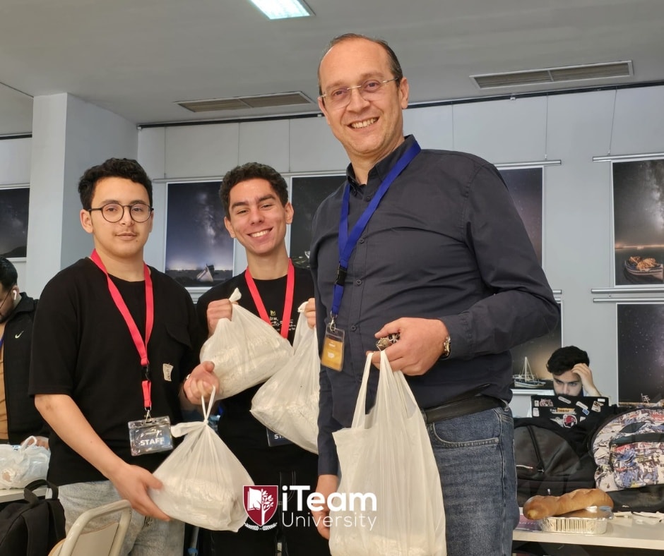 &Eacute;tudiants travaillant en &eacute;quipe lors de iSERoboT Hackathon 2.0