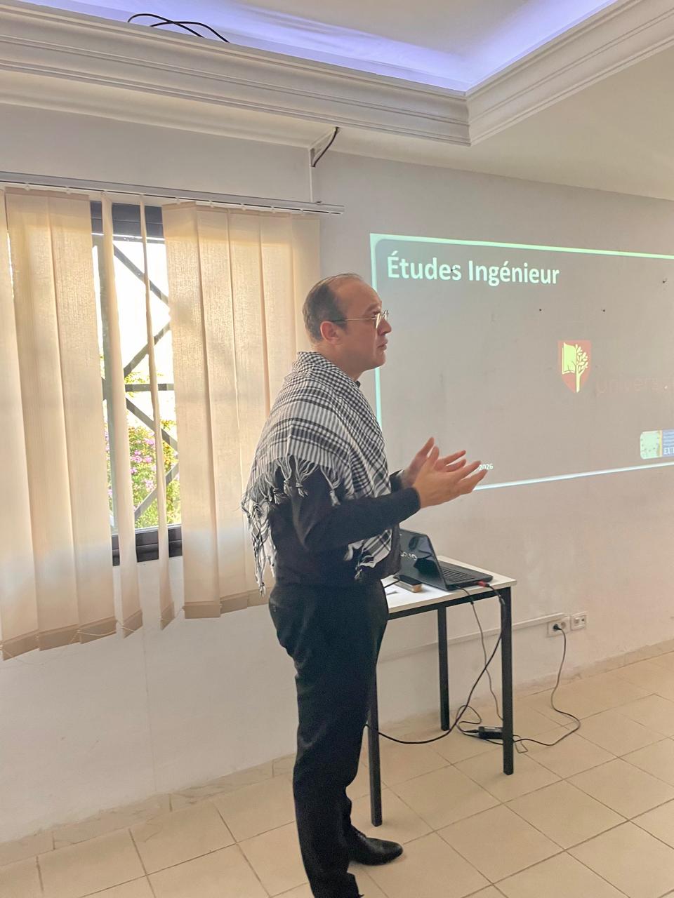 Professeur pr&eacute;sentant le cycle ing&eacute;nieur aux nouveaux &eacute;tudiants d'iTeam University lors de la journ&eacute;e d'int&eacute;gration 2025