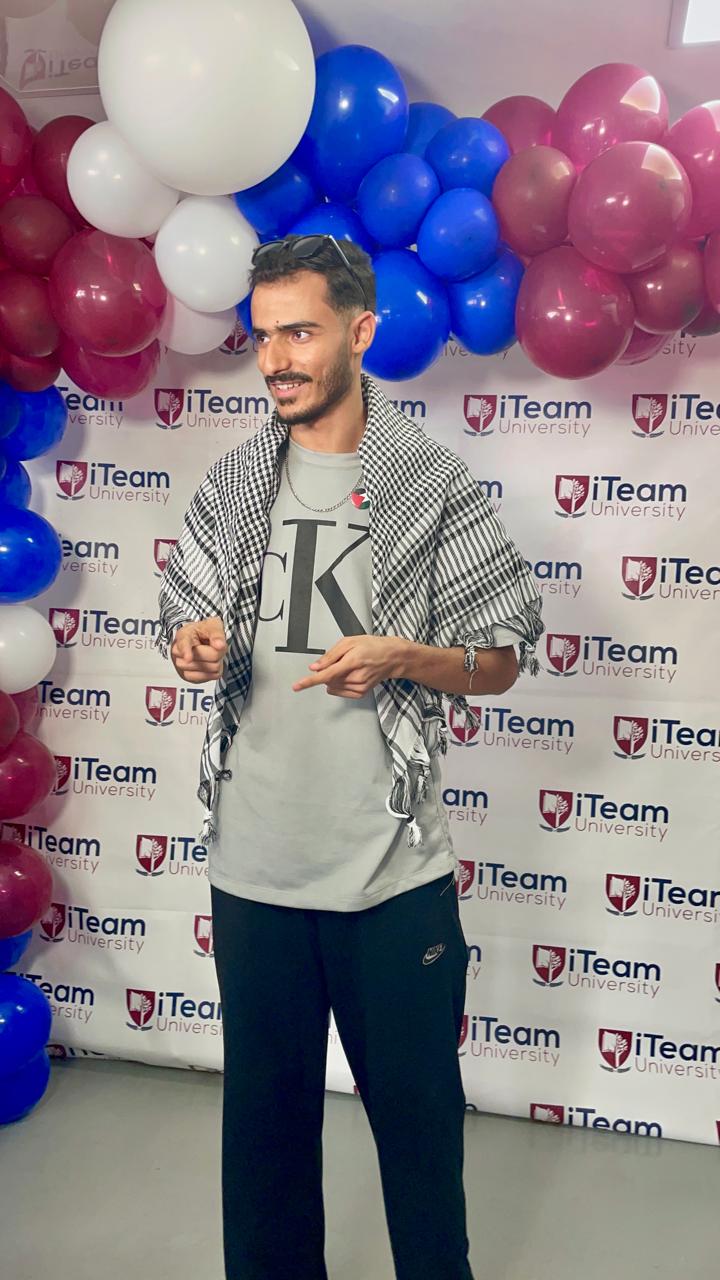 &Eacute;tudiant posant devant le photobooth iTeam University lors de la journ&eacute;e d'int&eacute;gration 2025