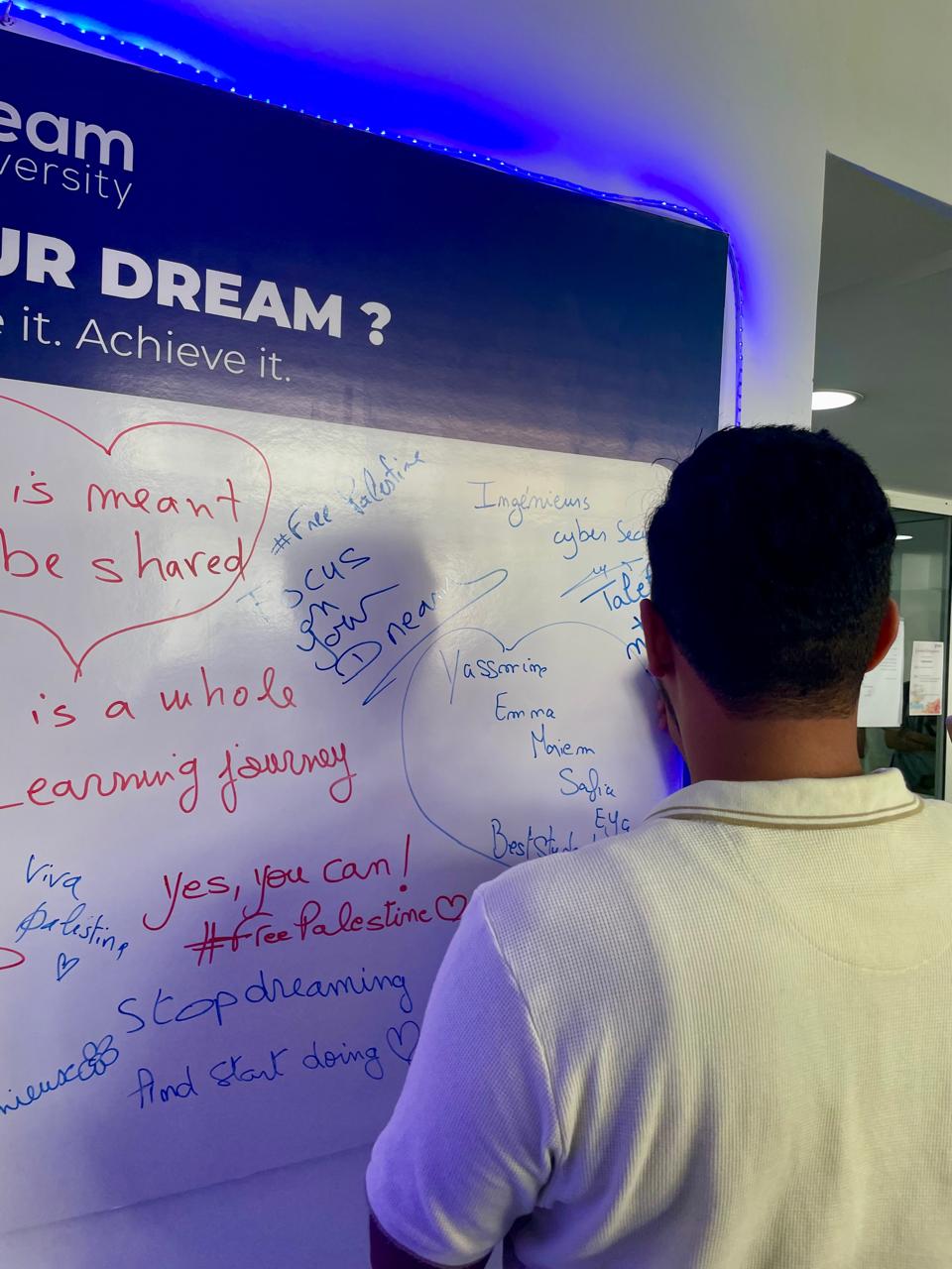 &Eacute;tudiant &eacute;crivant son r&ecirc;ve sur le mur What's Your Dream - iTeam University