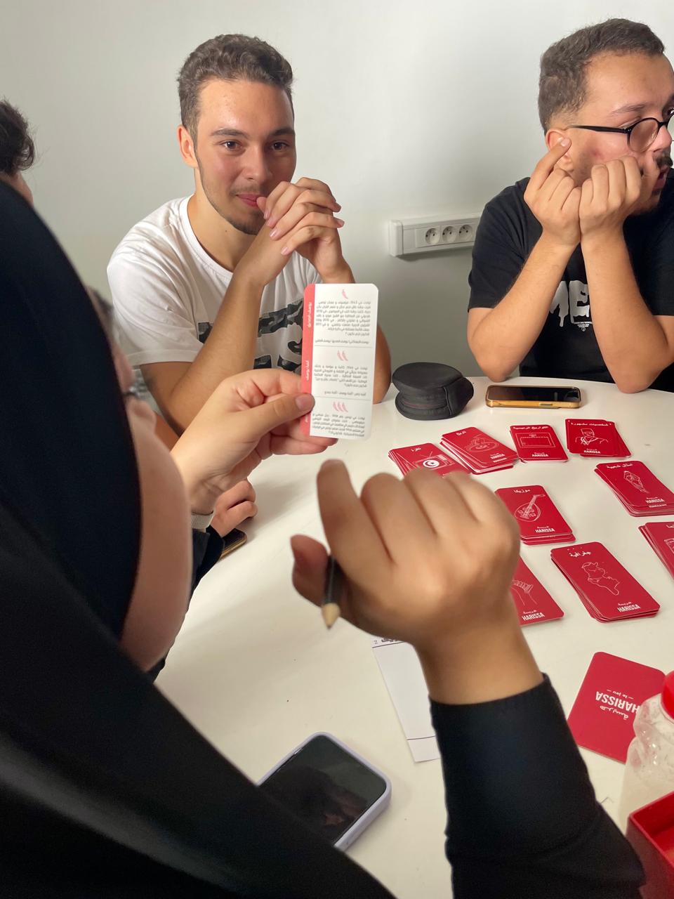 &Eacute;tudiants jouant &agrave; des jeux de cartes lors de la journ&eacute;e d'int&eacute;gration iTeam University 2025 - team building