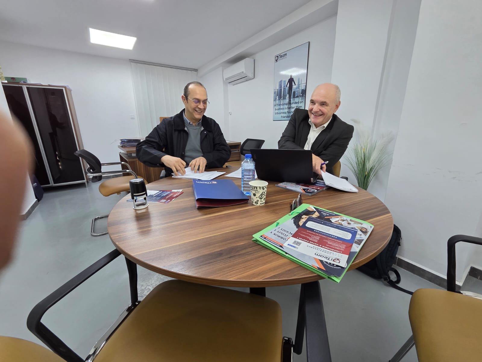 Responsables iTeam University et Euro Graduation Access lors de la signature de l'accord de partenariat &agrave; Tunis