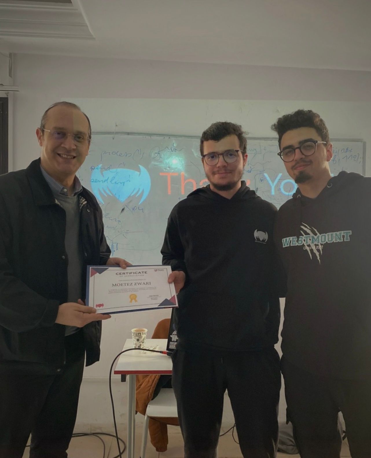 Remise de certificats aux étudiants